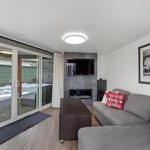 Tranquil Oasis 2 Bedroom With Pool View Canada